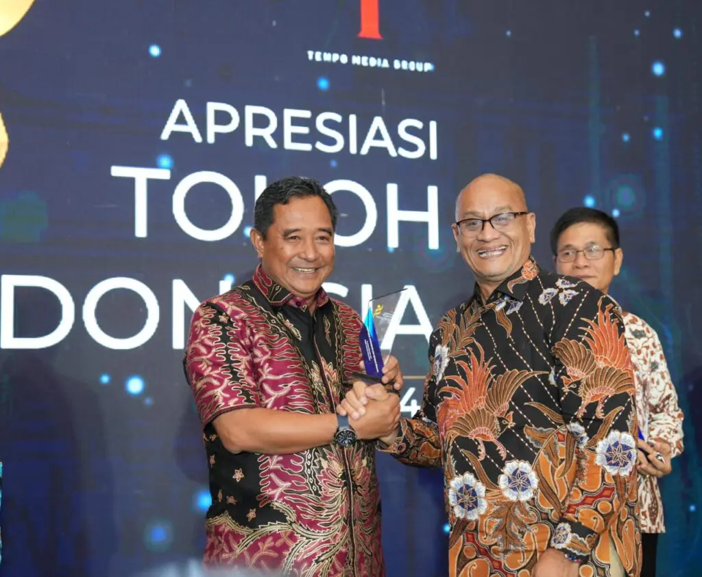 Pj Gubernur Bahtiar Raih Predikat Tokoh Indonesia 2024 Kategori Pelestarian Lingkungan dan Mitigasi Bencana