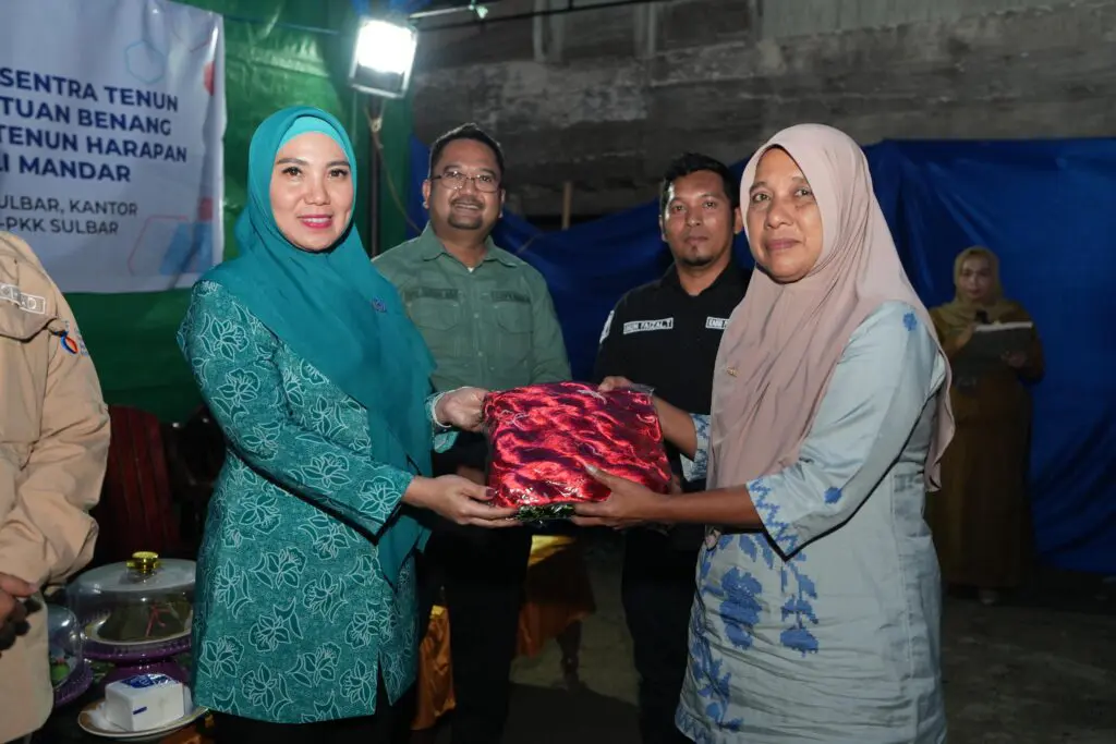 Dekranasda Sulbar Resmikan Rumah Produksi Sentra Tenun Sutra Mandar