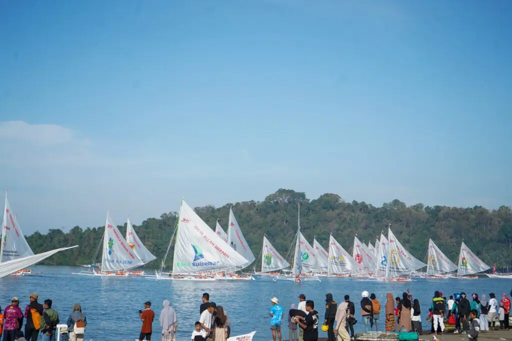 Sulbar Beri Beasiswa untuk Seluruh Anak Passandeq 