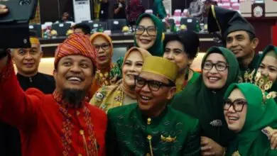 Potret Andi Sudirman Sulaiman Kenakan Baju Adat Toraja Saat rapat Paripurna HUT Sulsel 355 Tahun