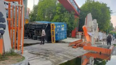 Truk Kontainer Terbalik di Depan Kampus UNM, Muatan Minyak Puluhan Ton Tumpah di Badan Jalan 