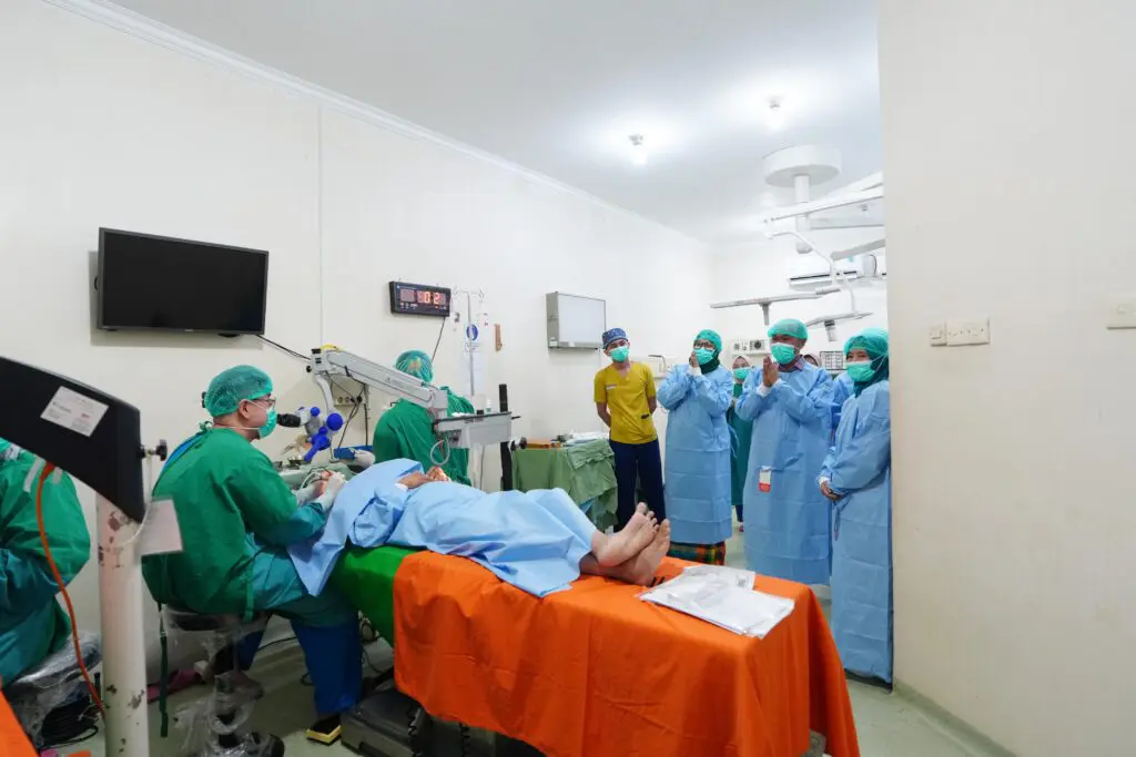 Operasi Katarak Gratis di RSUD Haji Makassar Warnai HUT Sulsel ke-355