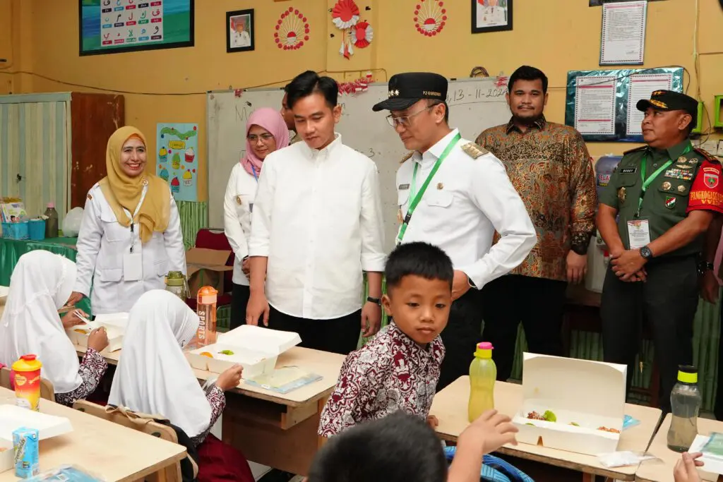 Didampingi Pj Gubernur Sulsel Zudan Arif, Wapres Gibran Tinjau Makan Bergizi Gratis di Maros