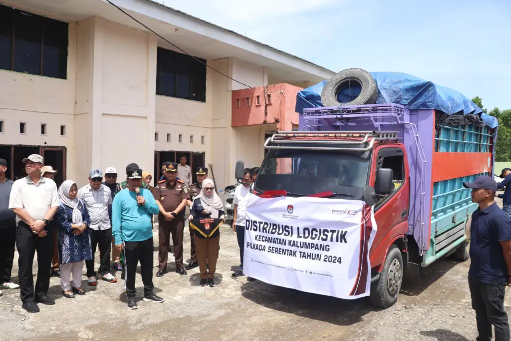 PJ Gubernur Bahtiar Lepas Logistik Pilkada di KPU Mamuju, Pastikan Distribusi Berjalan Lancar