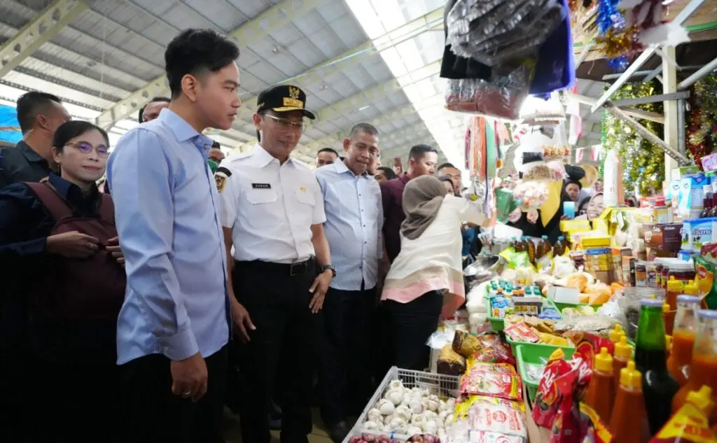 Pj Gubernur Sulsel Zudan Dampingi Wapres Gibran Tinjau Harga Kebutuhan Pokok di Kabupaten Maros