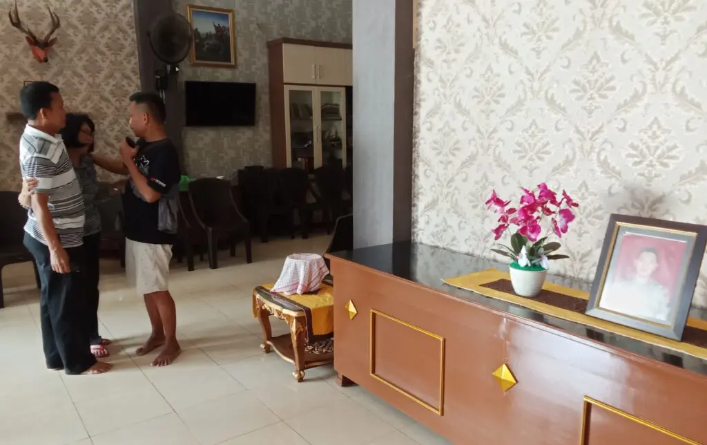 Suasana Rumah Duka AKP Ryanto Ulil Anshar di Makassar, Ibu Korban Tak Kuasa Menahan Tangis 