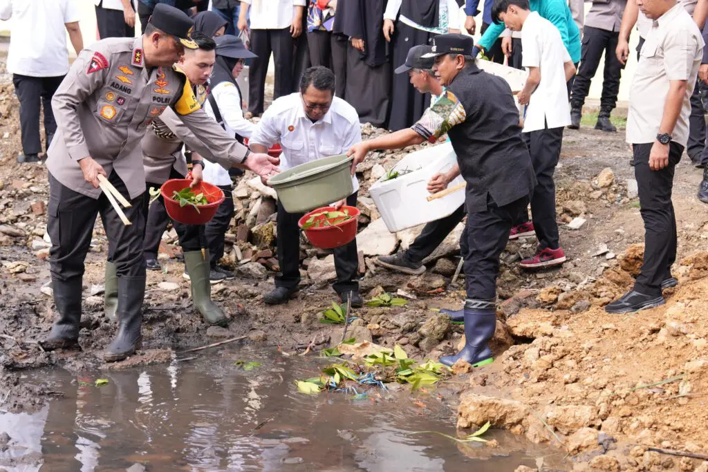 Percepat Ketahanan Pangan di Sulbar, Pj Gubernur dan Kapolda Tebar Benih Kepiting di Mako Brimob