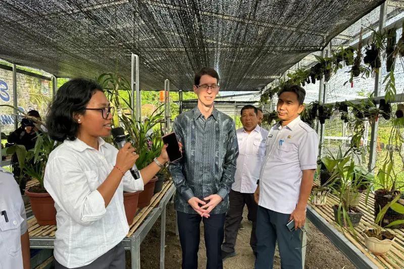 Sulbar Pamer Kebun Anggrek ke Konjen Australia