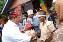 Pj Gubernur Bahtiar Bagikan Sembako ke Suku Adat Terpencil