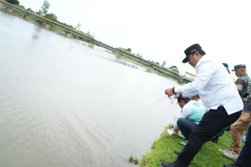 Dukung Asta Cipta Prabowo, Pj Gubernur Bahtiar Tebar Ikan Nila di Sekka-Sekka, Polman