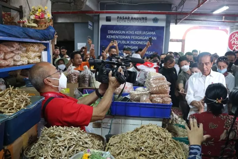 Jokowi Blusukan ke Pasar Badung, Cek Harga Selepas KTT G20